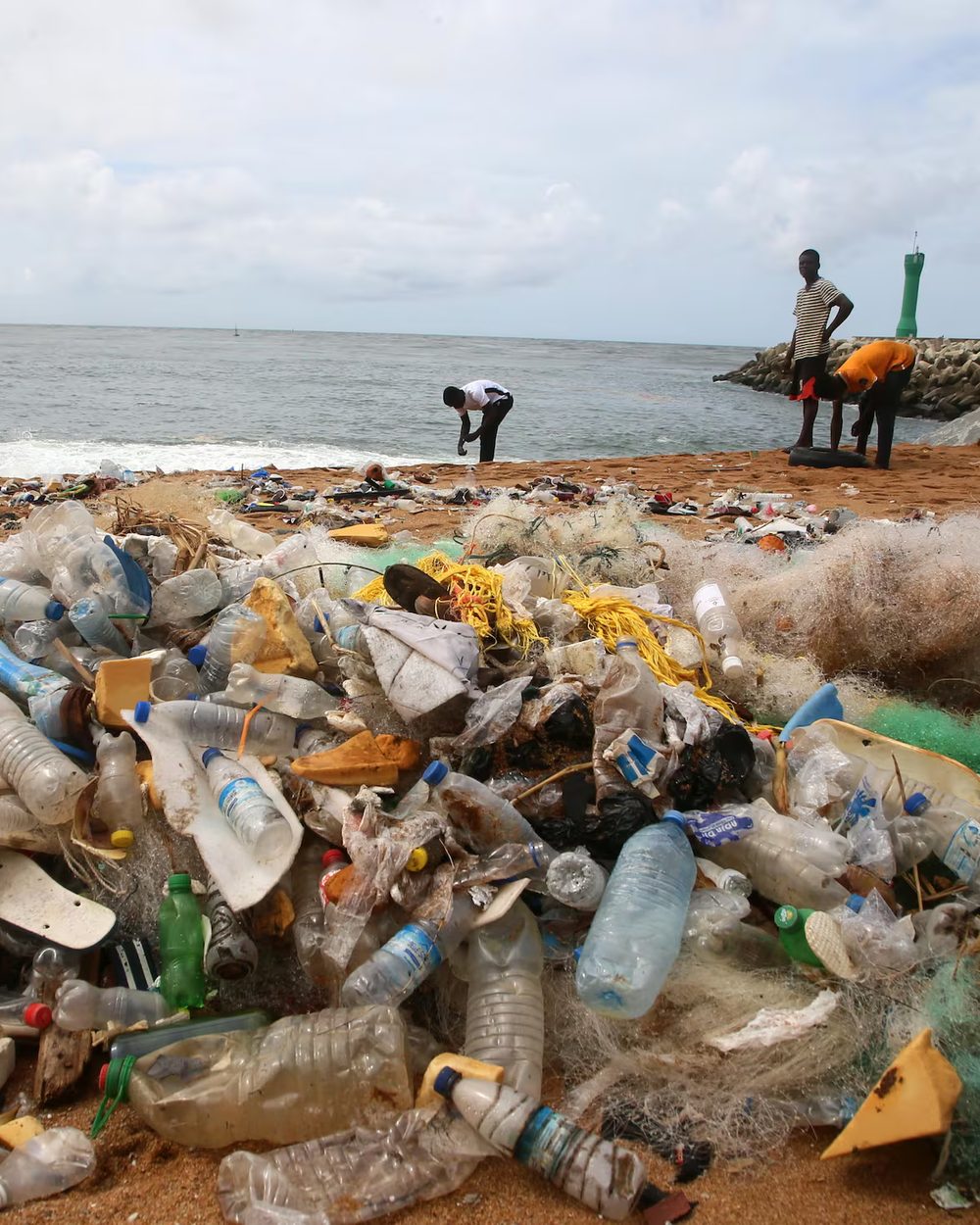 Playa cubierta de botellas y residuos plásticos
