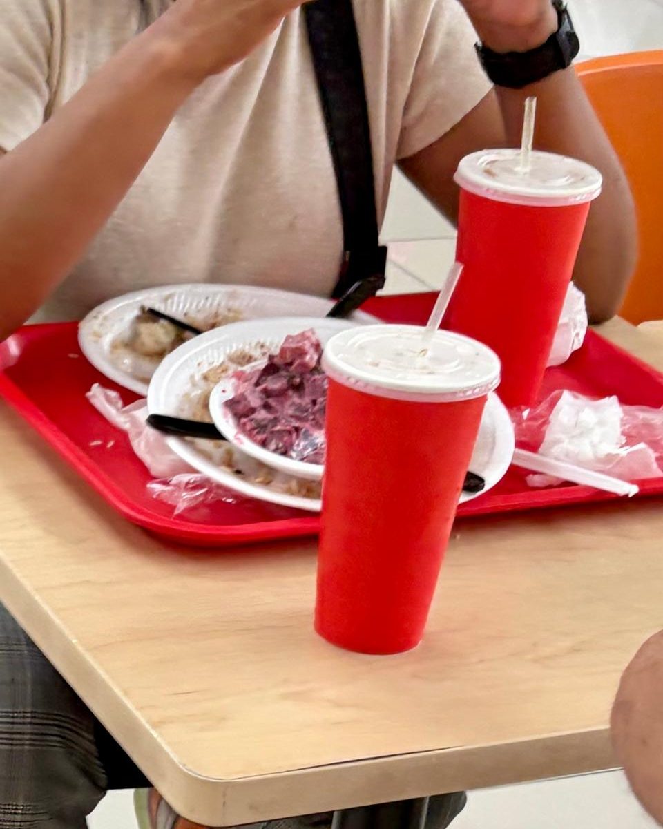 Bandeja de food court con vasos y vajilla descartable